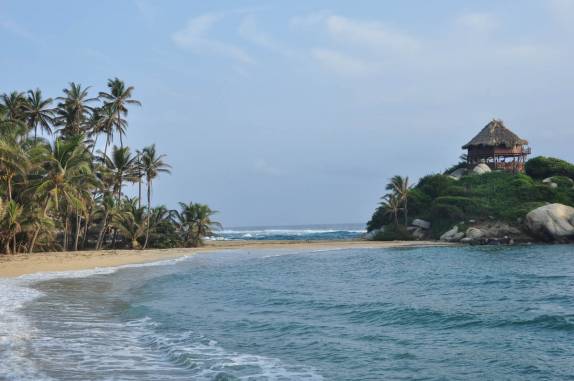 A praia no Cabo San Juan, no Parque Nacional Tayrona, no litoral norte da Colômbia. À direira, o quiosque em posição privilegiada onde se armam redes para dormir